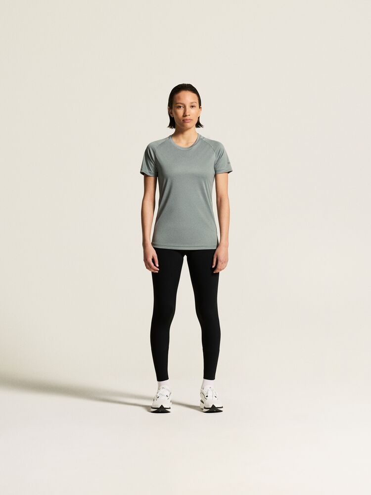 1909879-935000_Core20Unify20Training20Tee20W_closeup1