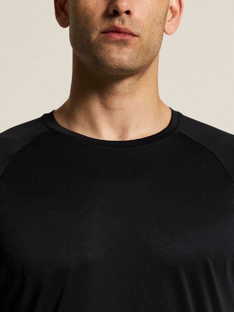 1909878-999000_Core20Unify20Training20Tee20M_closeup7