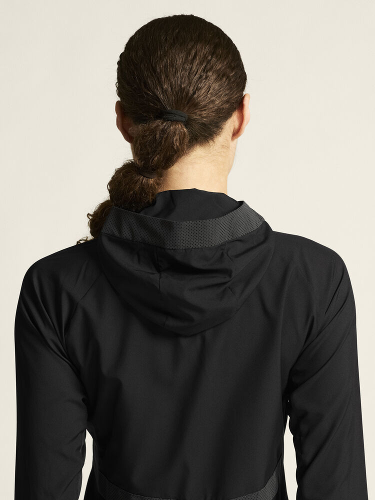 1906435-999000_Urban20Run20Hood20Jacket20W_closeup7