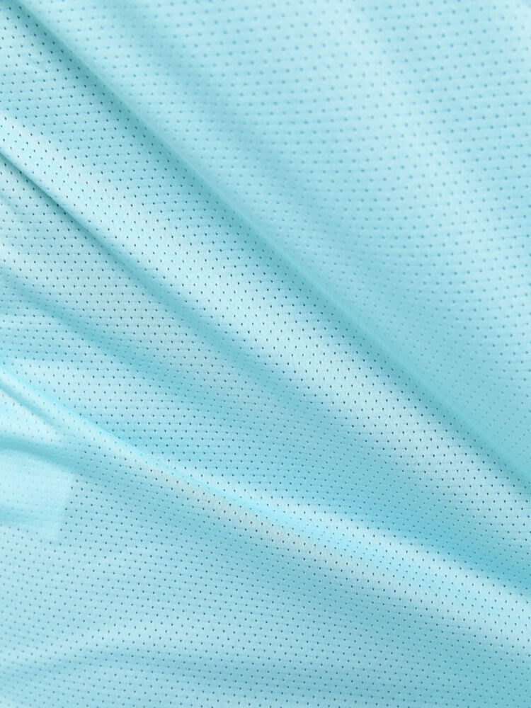 1908745-304000_Core20Essence20SS20Mesh20Tee_Closeup3