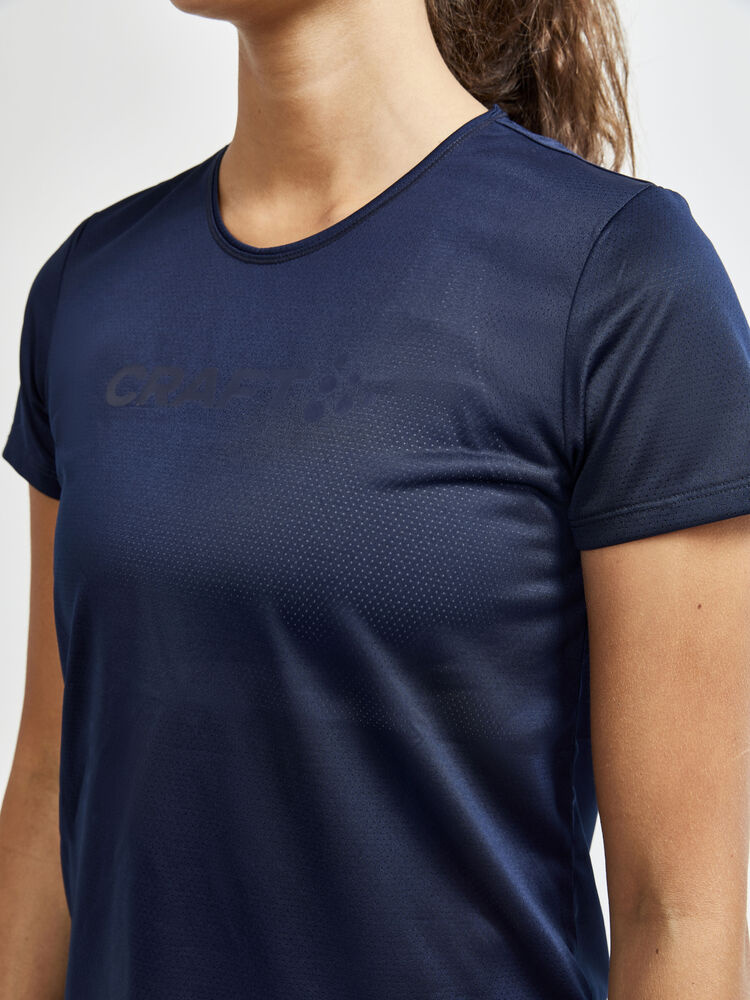 1908745-396000_Core20Essence20SS20Mesh20Tee_Closeup3