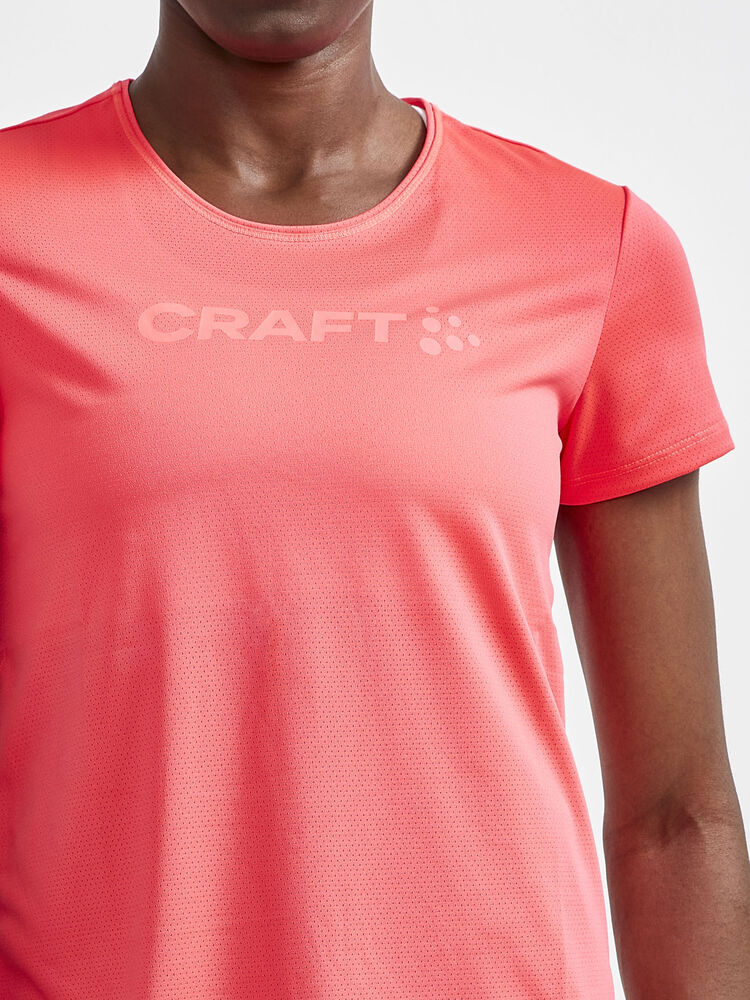 1908745-410000_Core20Essence20SS20Mesh20Tee_Closeup3