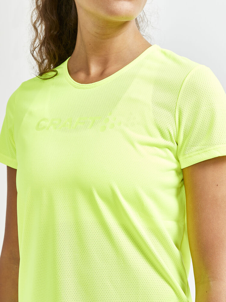 1908745-851000_Core20Essence20SS20Mesh20Tee_Closeup3