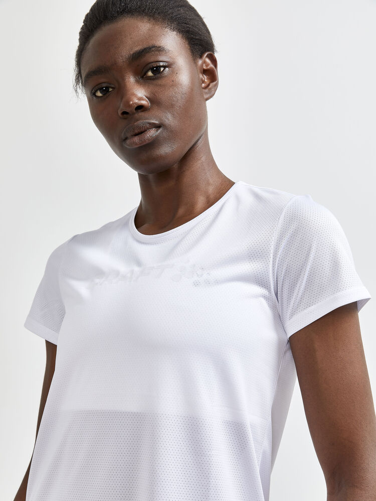 1908745-900000_Core20Essence20SS20Mesh20Tee_Closeup4