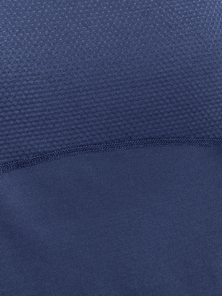 1908752-396000_ADV20Essence20SL20Tee_Closeup3