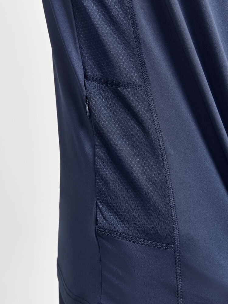 1908752-396000_ADV20Essence20SL20Tee_Closeup4