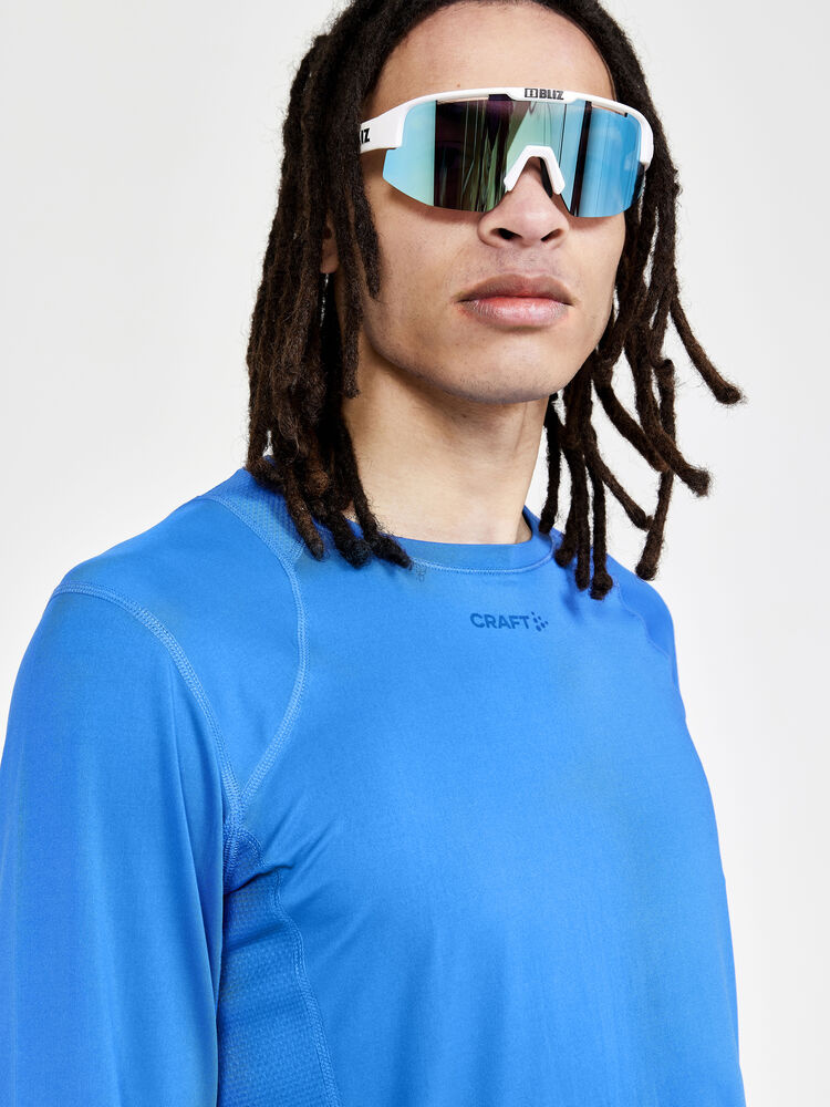 1908754-340000_ADV20Essence20LS20Tee20M_Closeup3