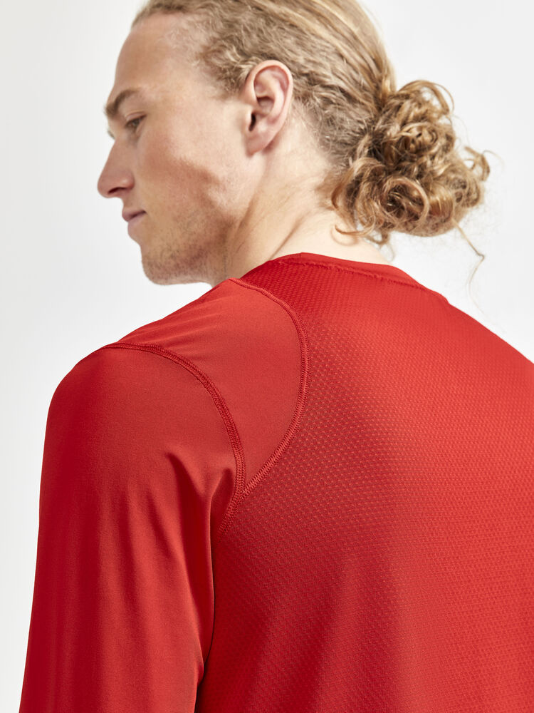 1908754-430000_ADV20Essence20LS20Tee_Closeup4