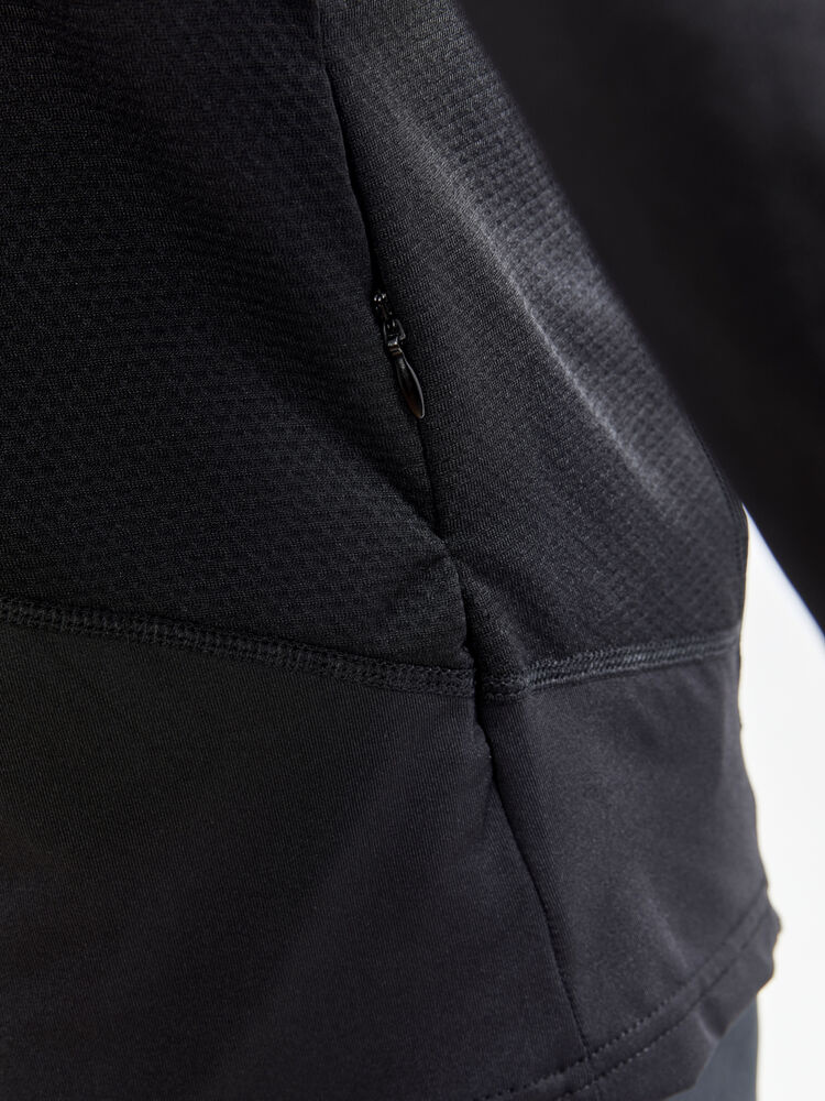 1908754-999000_ADV20Essence20LS20Tee_Closeup4