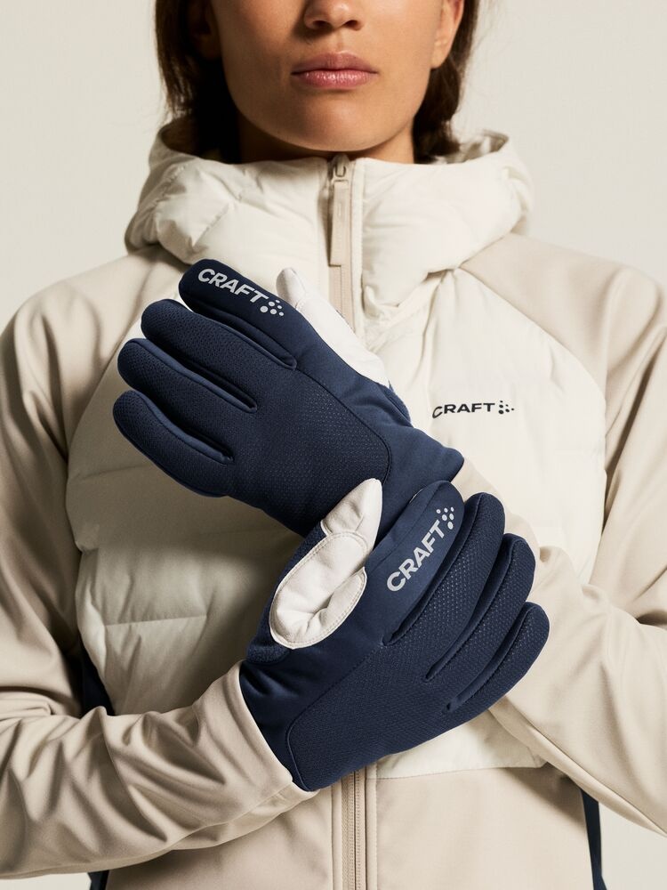 1909890-3981_Core20Insulate20Glove_closeup1