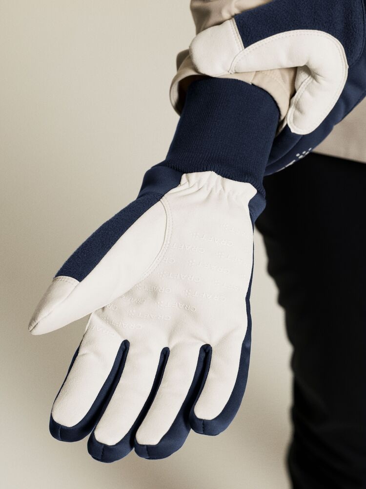 1909890-3981_Core20Insulate20Glove_closeup2