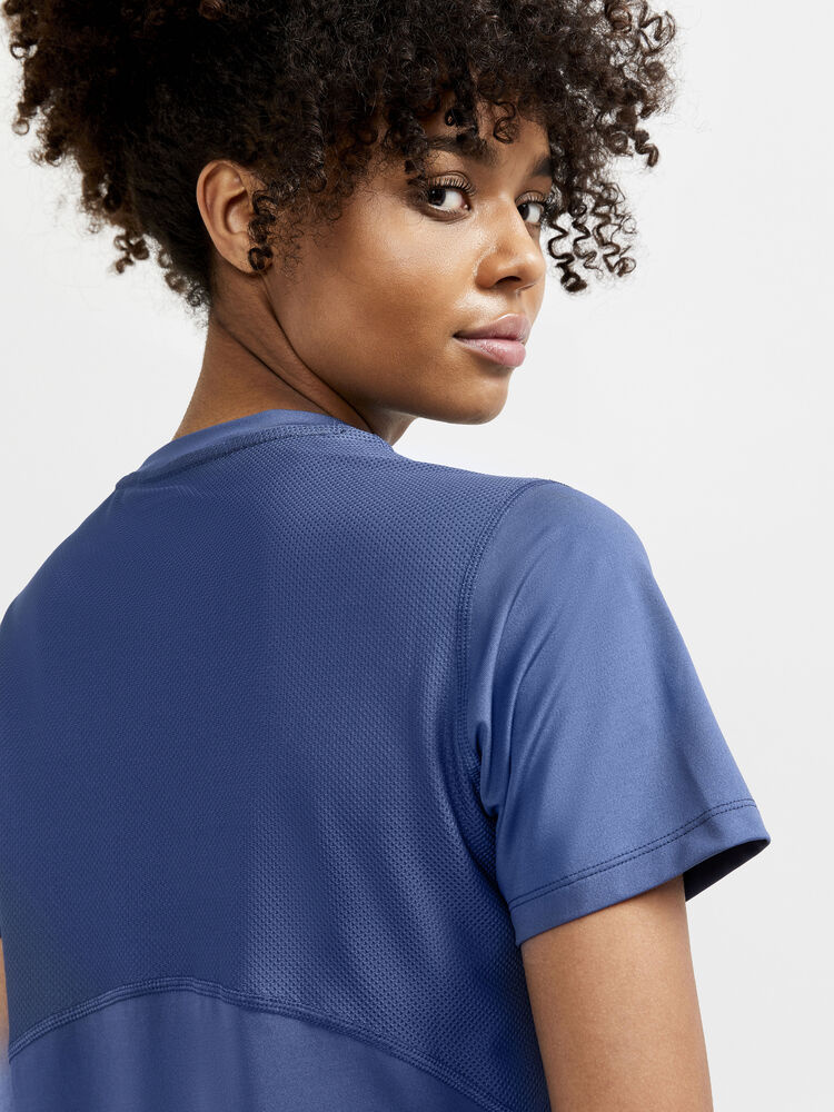 1909984-300000_ADV20Essence20SS20Tee20W_Closeup3