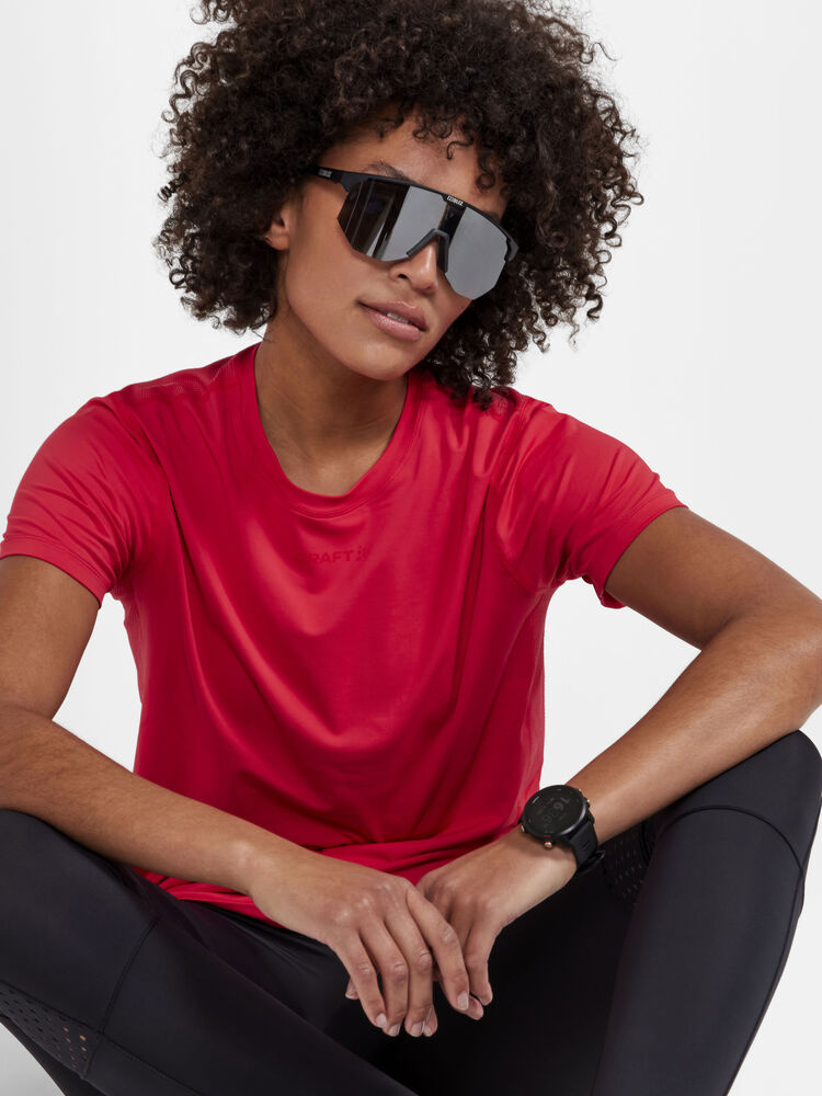 1909984-419000_ADV20Essence20SS20Tee20W_Closeup4