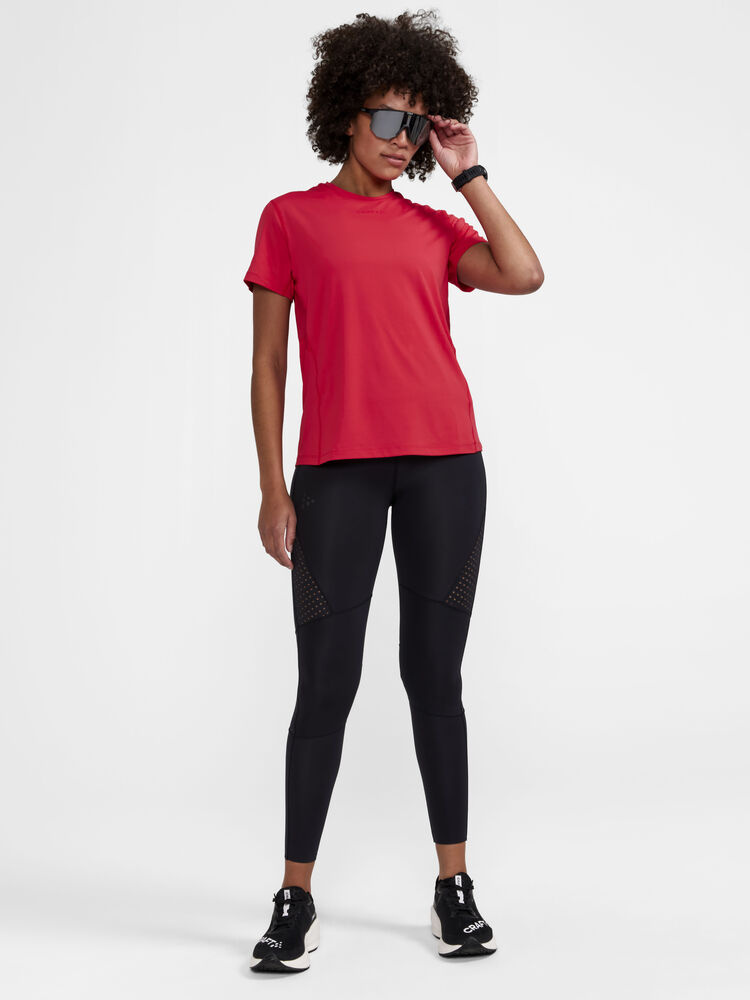 1909984-419000_ADV20Essence20SS20Tee20W_Closeup5