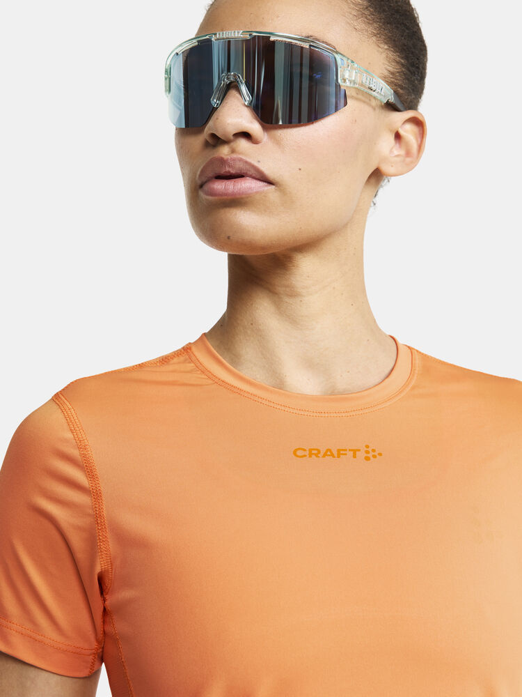 1909984-533000_ADV20Essence20SS20Tee20W_closeup3