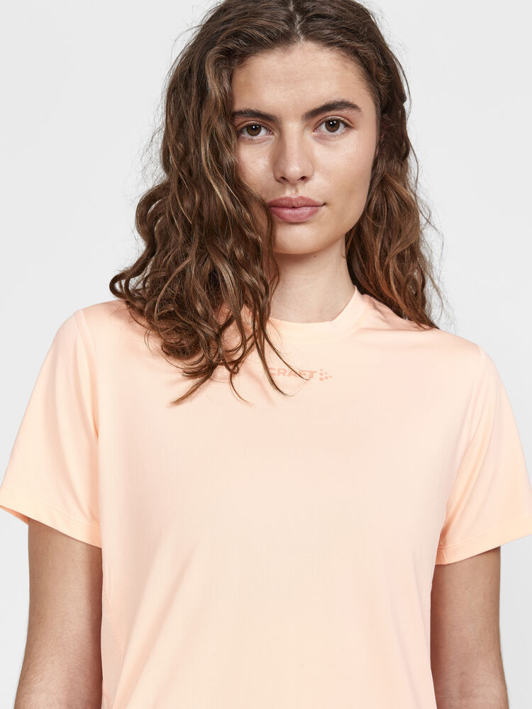 1909984-840000_ADV20Essence20SS20Tee20W_Closeup3