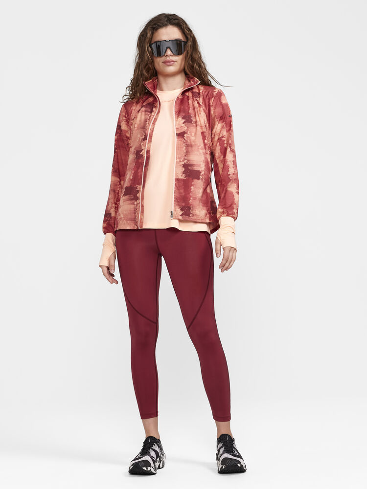 1909984-840000_ADV20Essence20SS20Tee20W_Closeup5