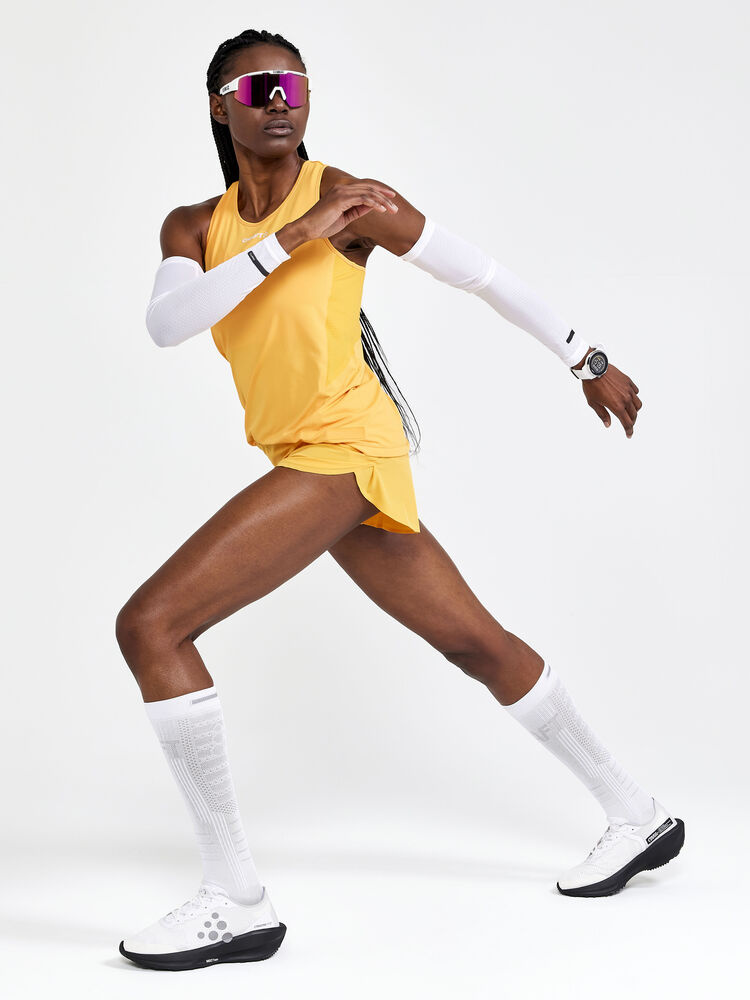 1910430-543000_PRO20Hypervent20Split20Shorts20W_Closeup5