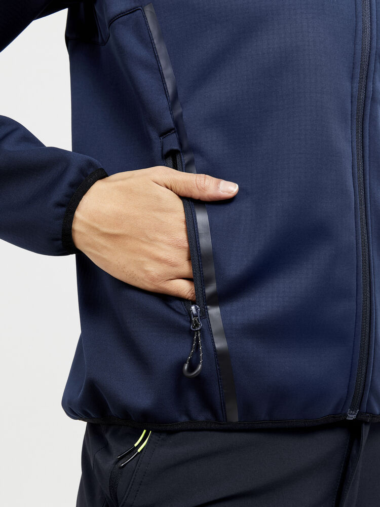 1910993-396000_ADV20Explore20Soft20Shell20Jacket20W_Closeup4