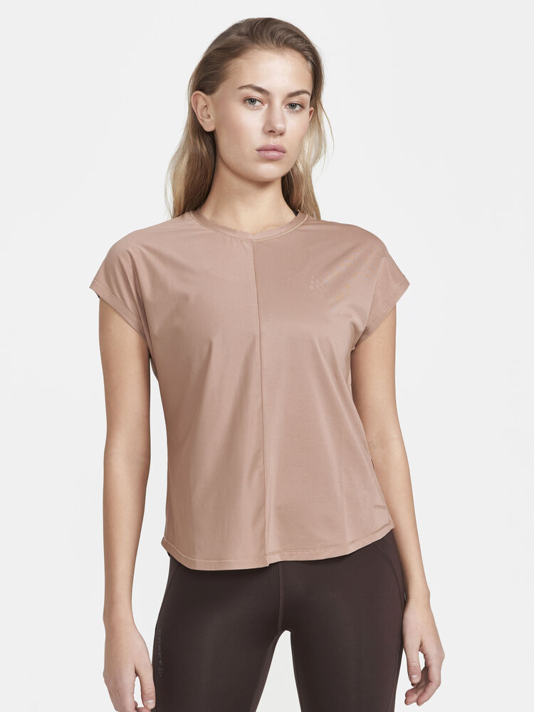 1911242-224000_Core20Essence20SS20Tee20W_Closeup1