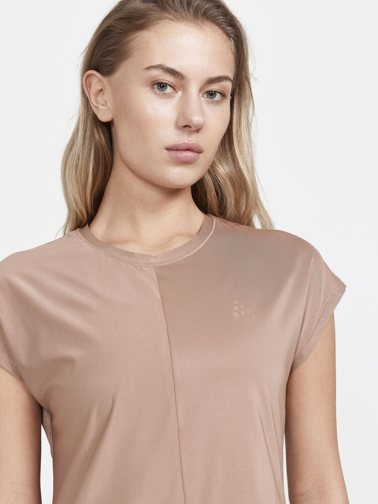 1911242-224000_Core20Essence20SS20Tee20W_Closeup3