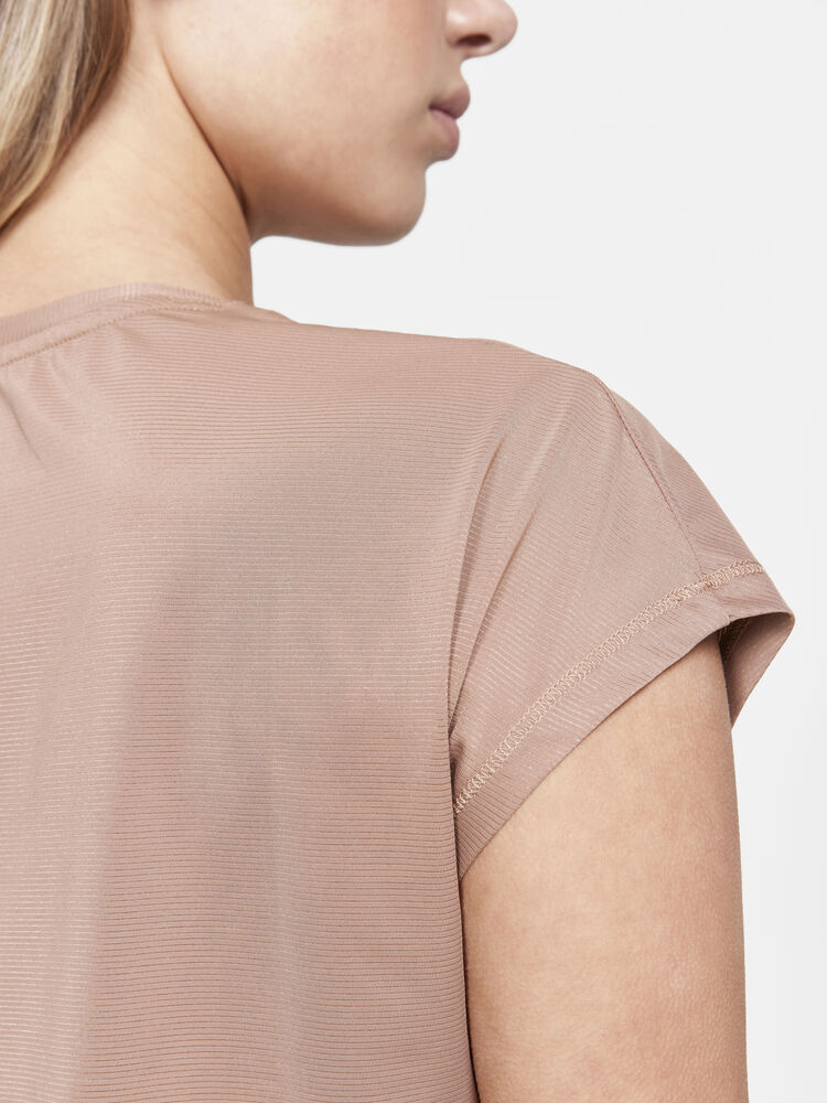 1911242-224000_Core20Essence20SS20Tee20W_Closeup4