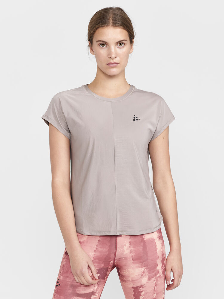 1911242-230000_Core20Essence20SS20Tee20W_Closeup1