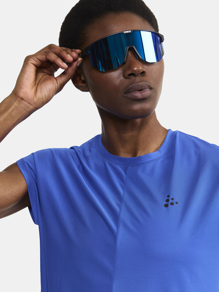 1911242-359000_Core20Essence20SS20Tee20W_closeup3