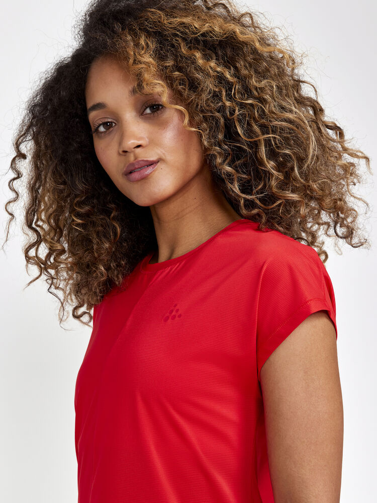 1911242-419000_Core20Essence20SS20Tee20W_Closeup3