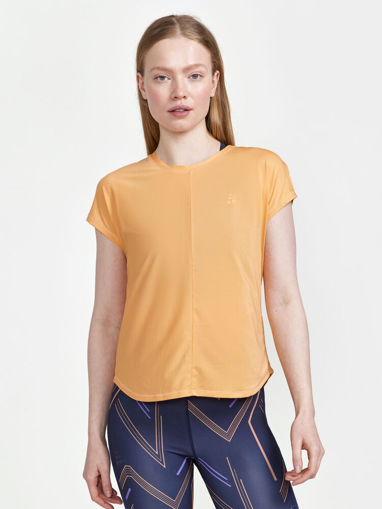 1911242-582000_Core20Essence20SS20Tee20W_Closeup1