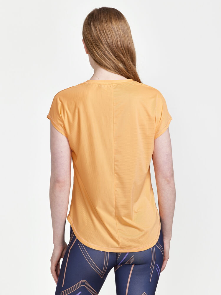 1911242-582000_Core20Essence20SS20Tee20W_Closeup2