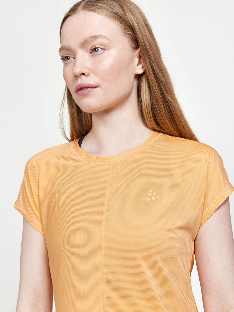 1911242-582000_Core20Essence20SS20Tee20W_Closeup3