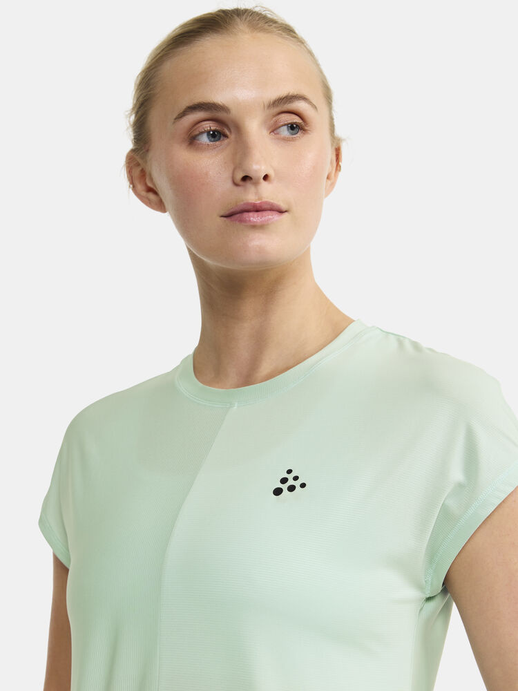 1911242-602000_Core20Essence20SS20Tee20W_closeup3