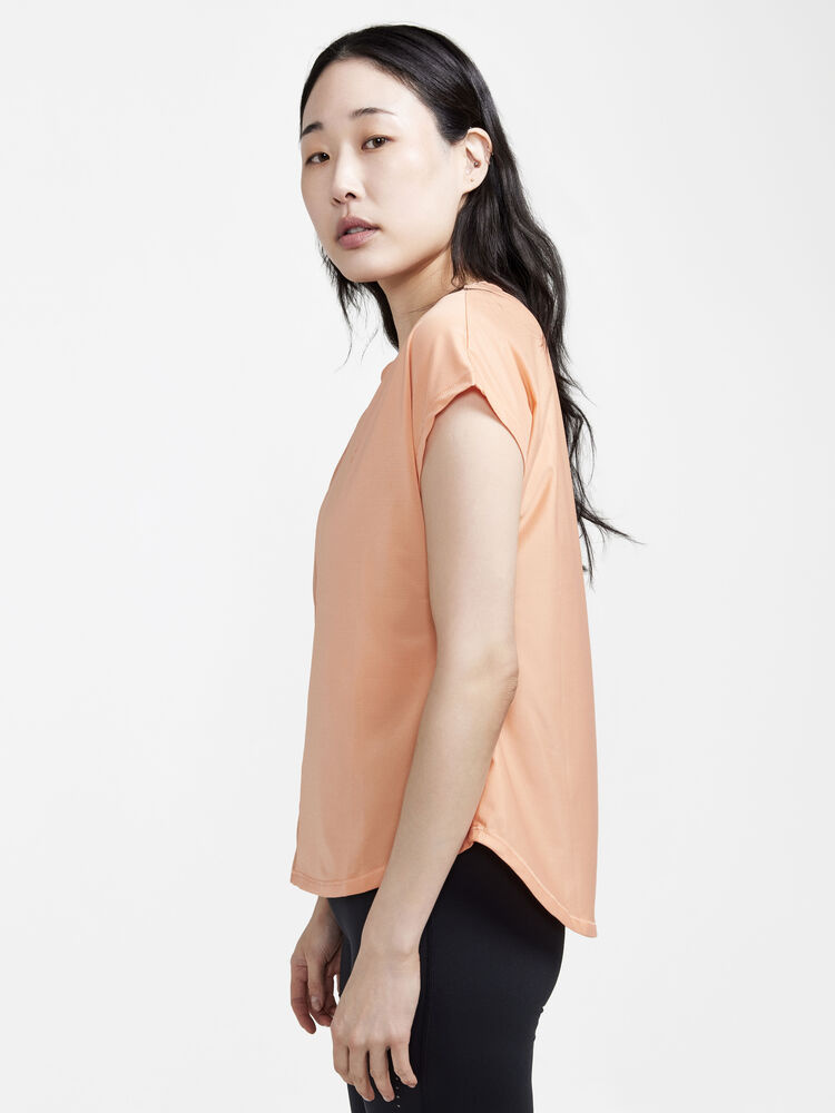 1911242-716000_Core20Essence20SS20Tee20W_Closeup1