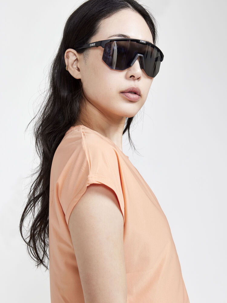 1911242-716000_Core20Essence20SS20Tee20W_Closeup3