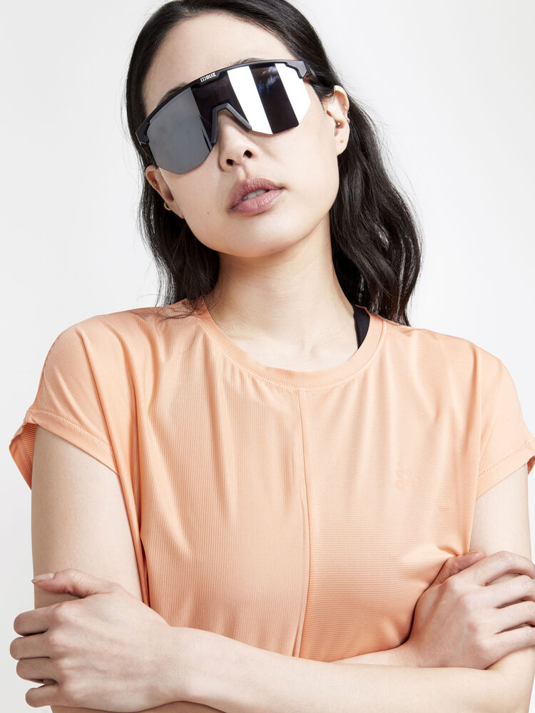 1911242-716000_Core20Essence20SS20Tee20W_Closeup4