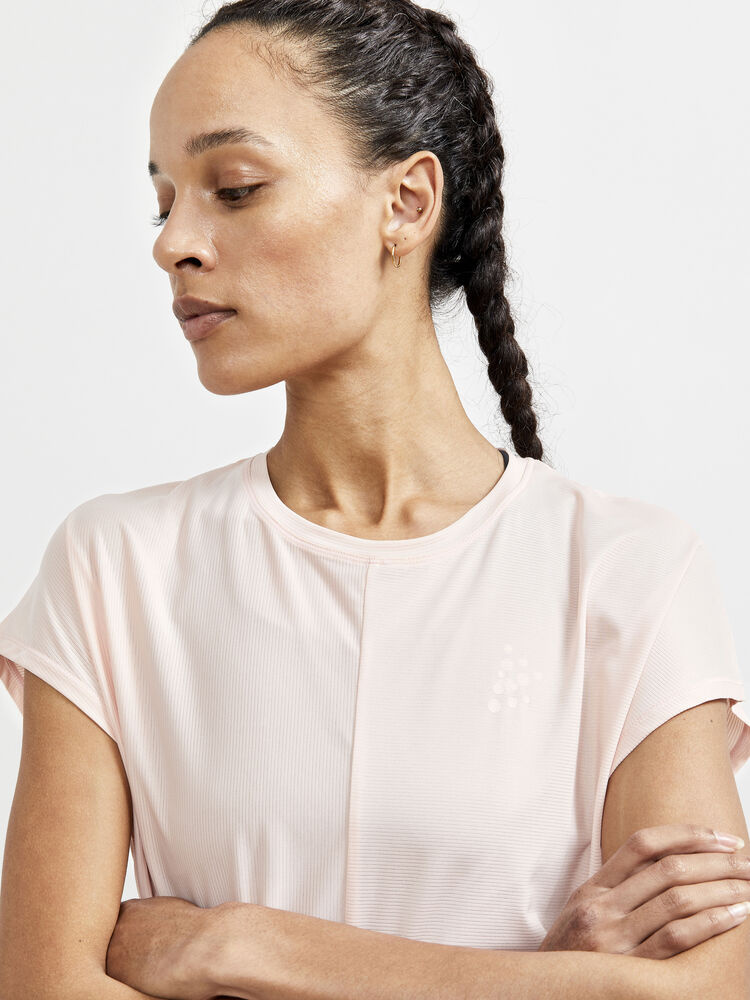 1911242-718000_CORE20Charge20Rib20Tee20W_Closeup3