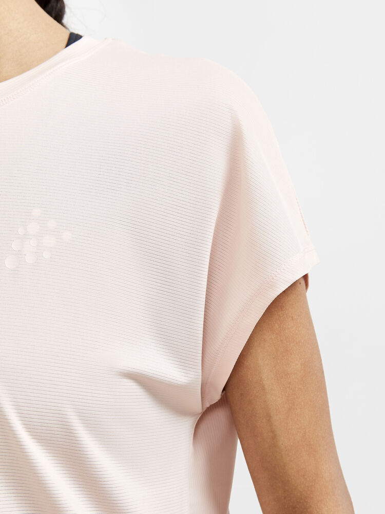 1911242-718000_CORE20Charge20Rib20Tee20W_Closeup4