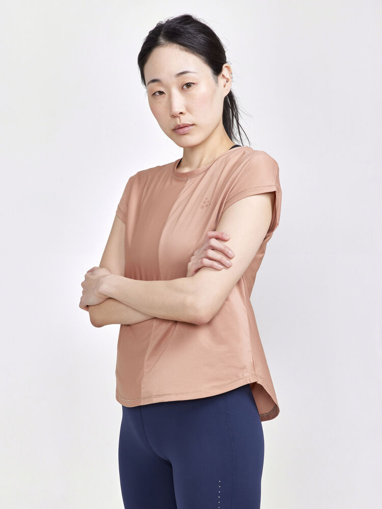 1911242-791000_Core20Essence20SS20Tee20W_Closeup1