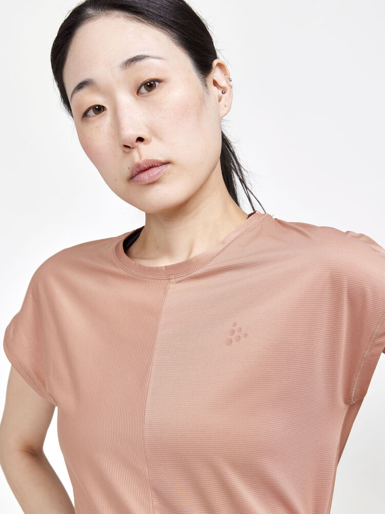 1911242-791000_Core20Essence20SS20Tee20W_Closeup3