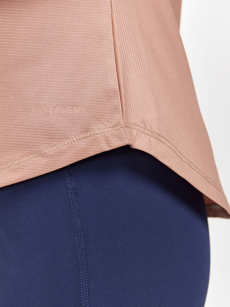 1911242-791000_Core20Essence20SS20Tee20W_Closeup5