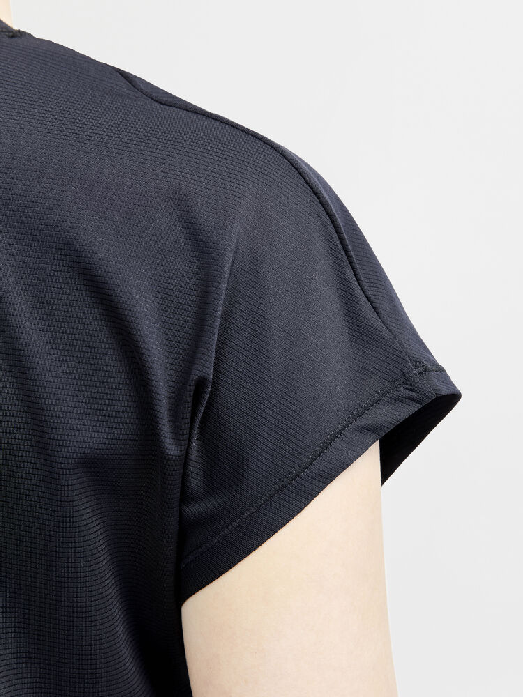 1911242-999000_CORE20Charge20Rib20Tee20W_Closeup3