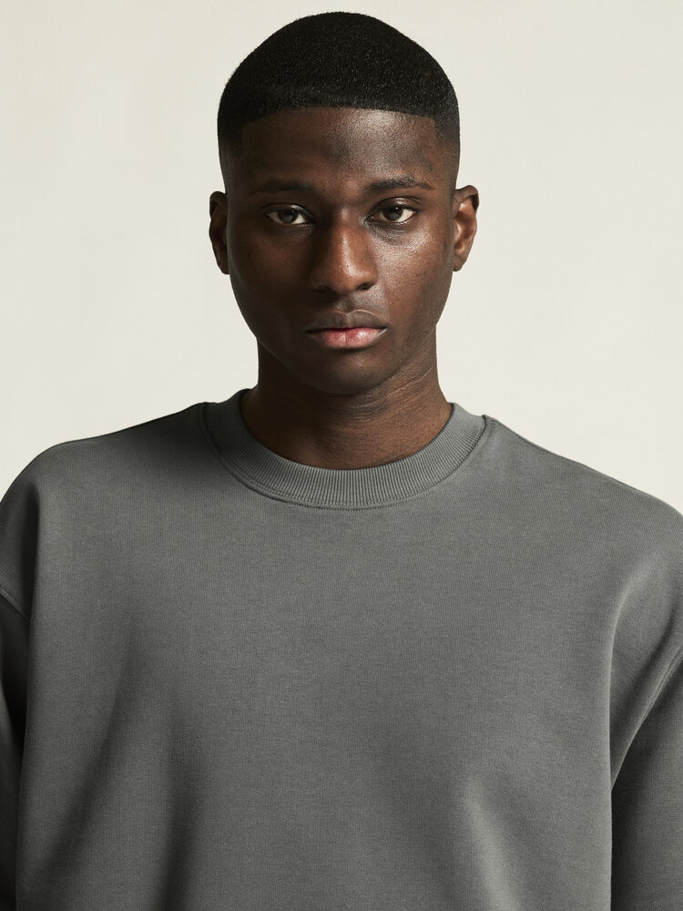 1916296-970000_Frequent20RN20sweatshirt20M_closeup5