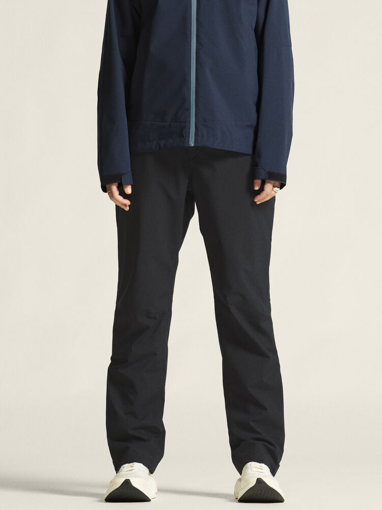 1916345-999000_Core20Explore20Shell20Pants20W_closeup4