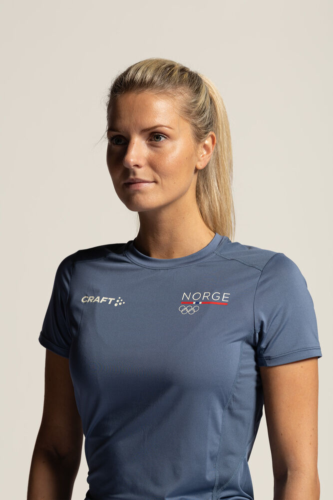 1916814-376376_OL20Norway20Essence20SS20Tee20220W_Closeup205