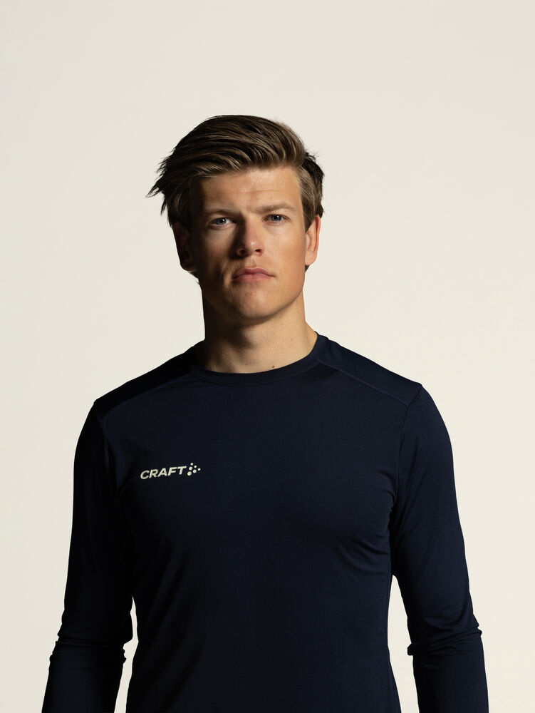 1916816-396000_OL20Norway20Essence20LS20Tee20220M_Closeup4