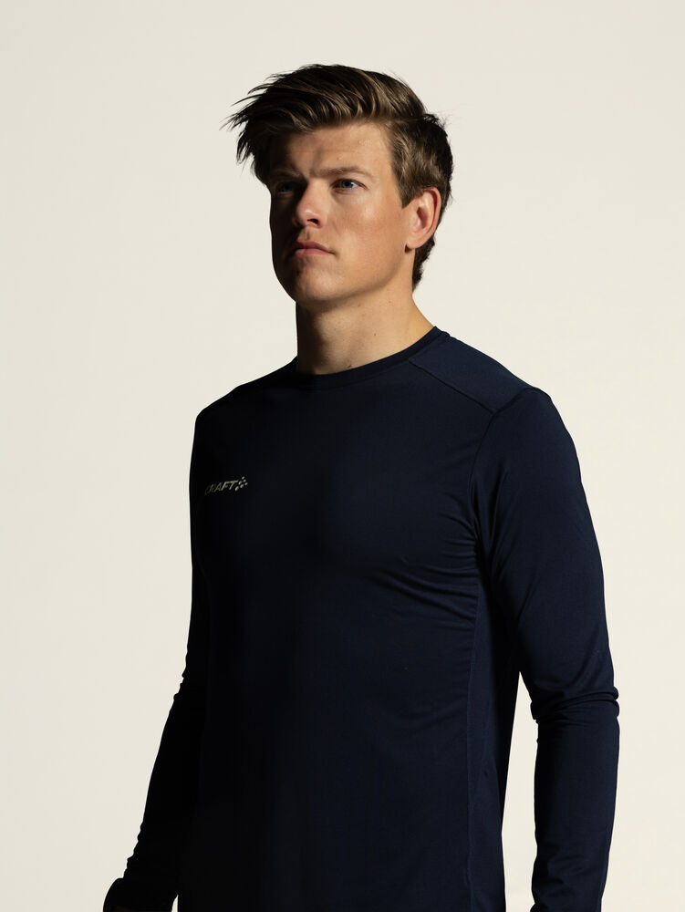 1916816-396000_OL20Norway20Essence20LS20Tee20220M_Closeup5