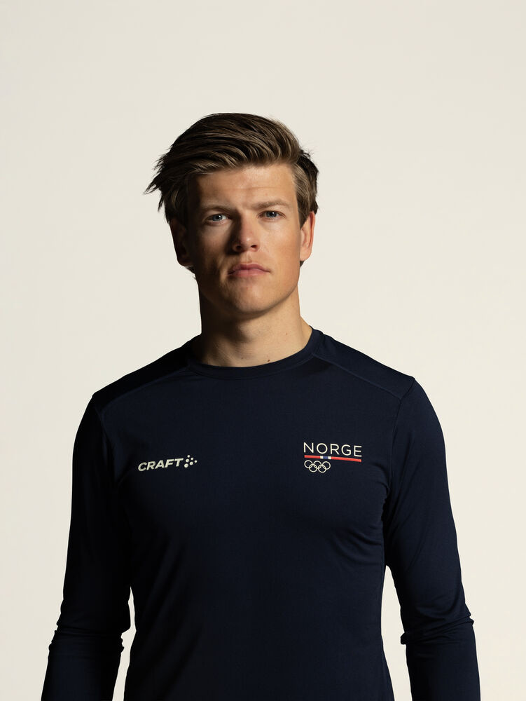 1916816-396396_OL20Norway20Essence20LS20Tee20220M_Closeup4