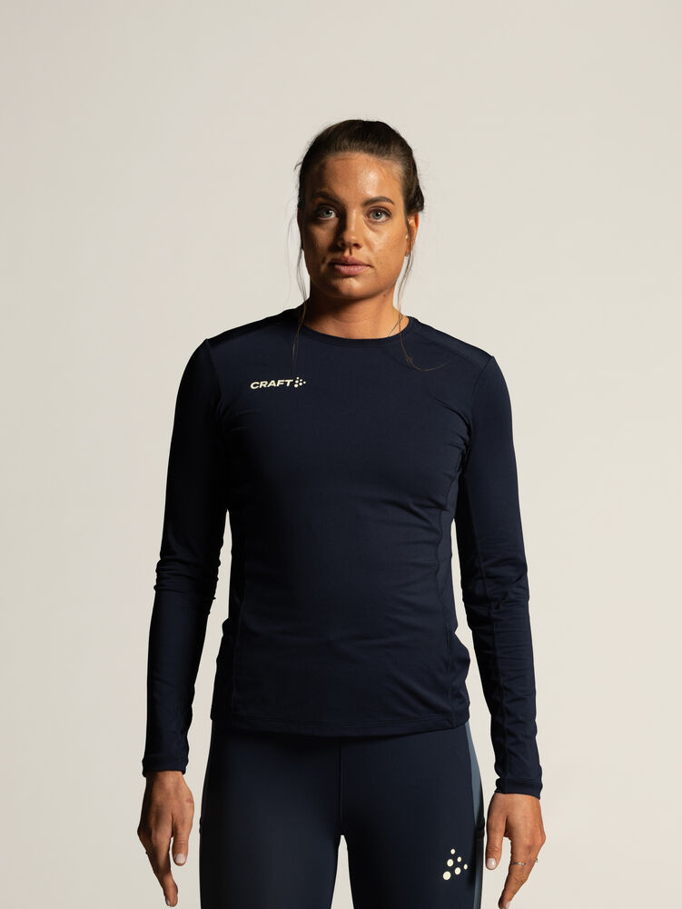 1916817-396000_OL20Norway20Essence20LS20220Tee20W_Closeup3