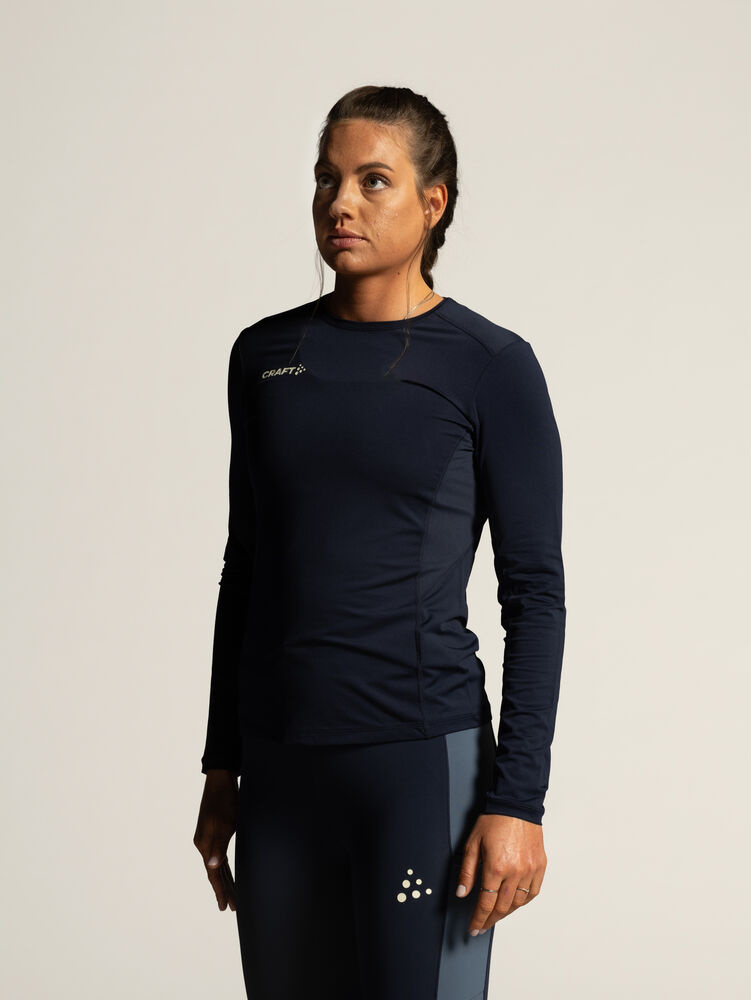 1916817-396000_OL20Norway20Essence20LS20220Tee20W_Closeup4